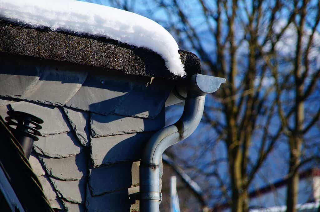 Gutter downpipe snow