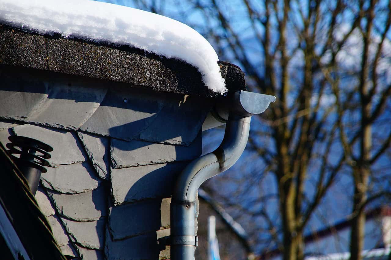 Gutter downpipe snow